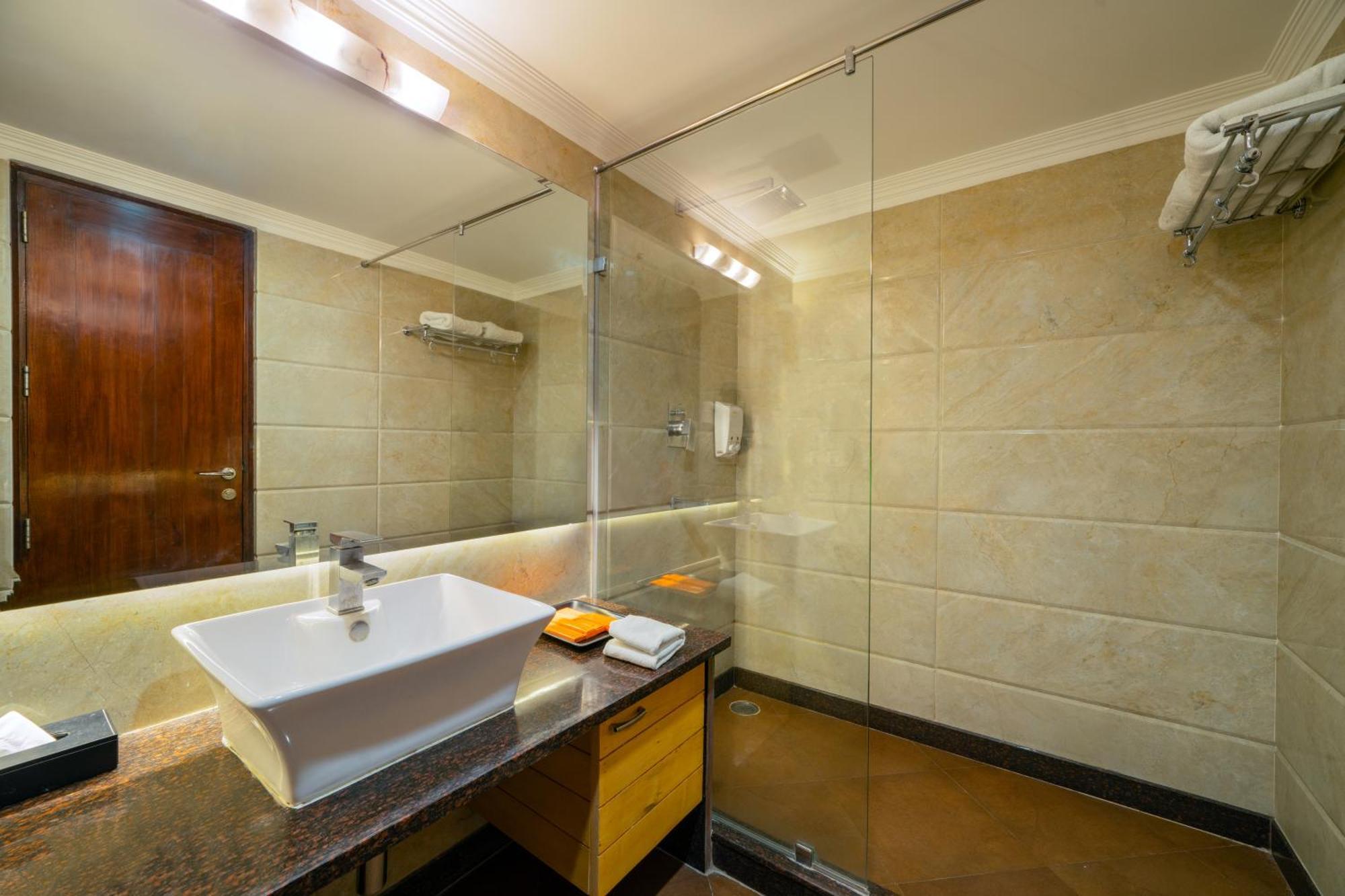דהראדון Hotel Saffron Leaf מראה חיצוני תמונה