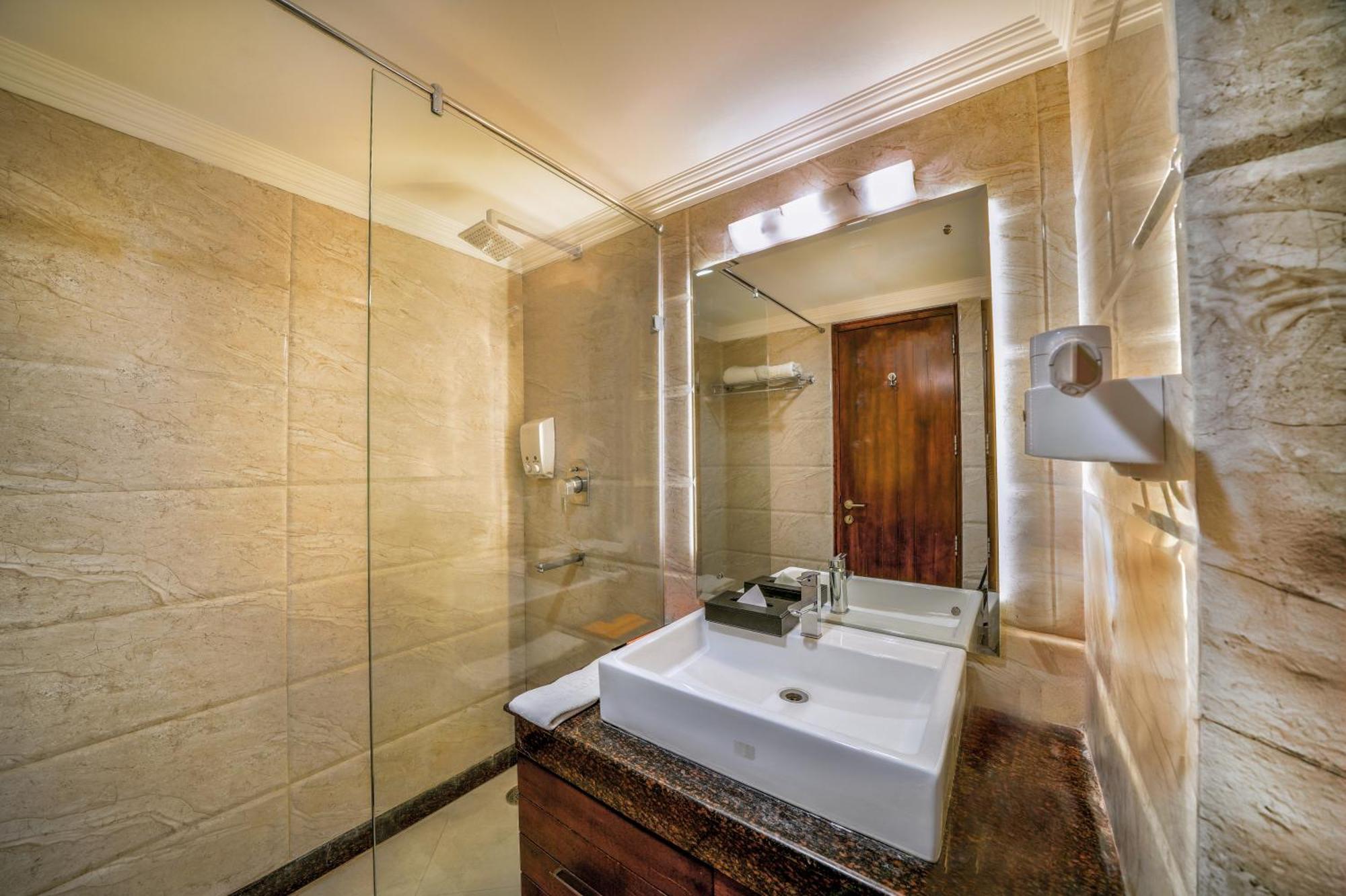 דהראדון Hotel Saffron Leaf מראה חיצוני תמונה