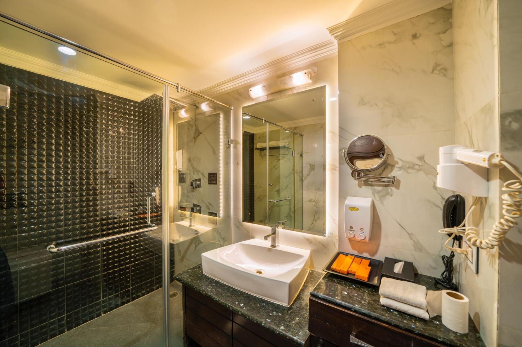 דהראדון Hotel Saffron Leaf מראה חיצוני תמונה