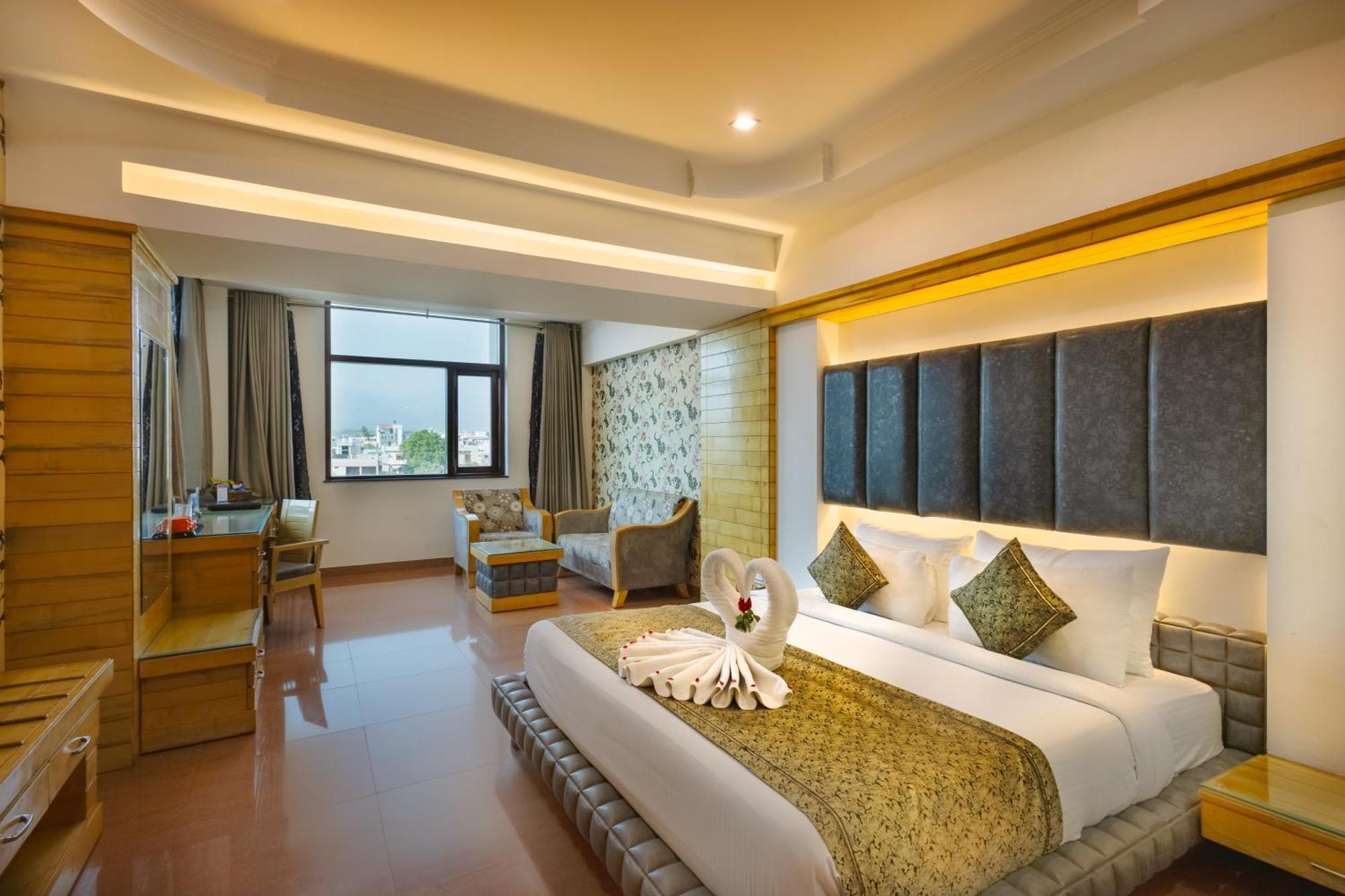 דהראדון Hotel Saffron Leaf מראה חיצוני תמונה