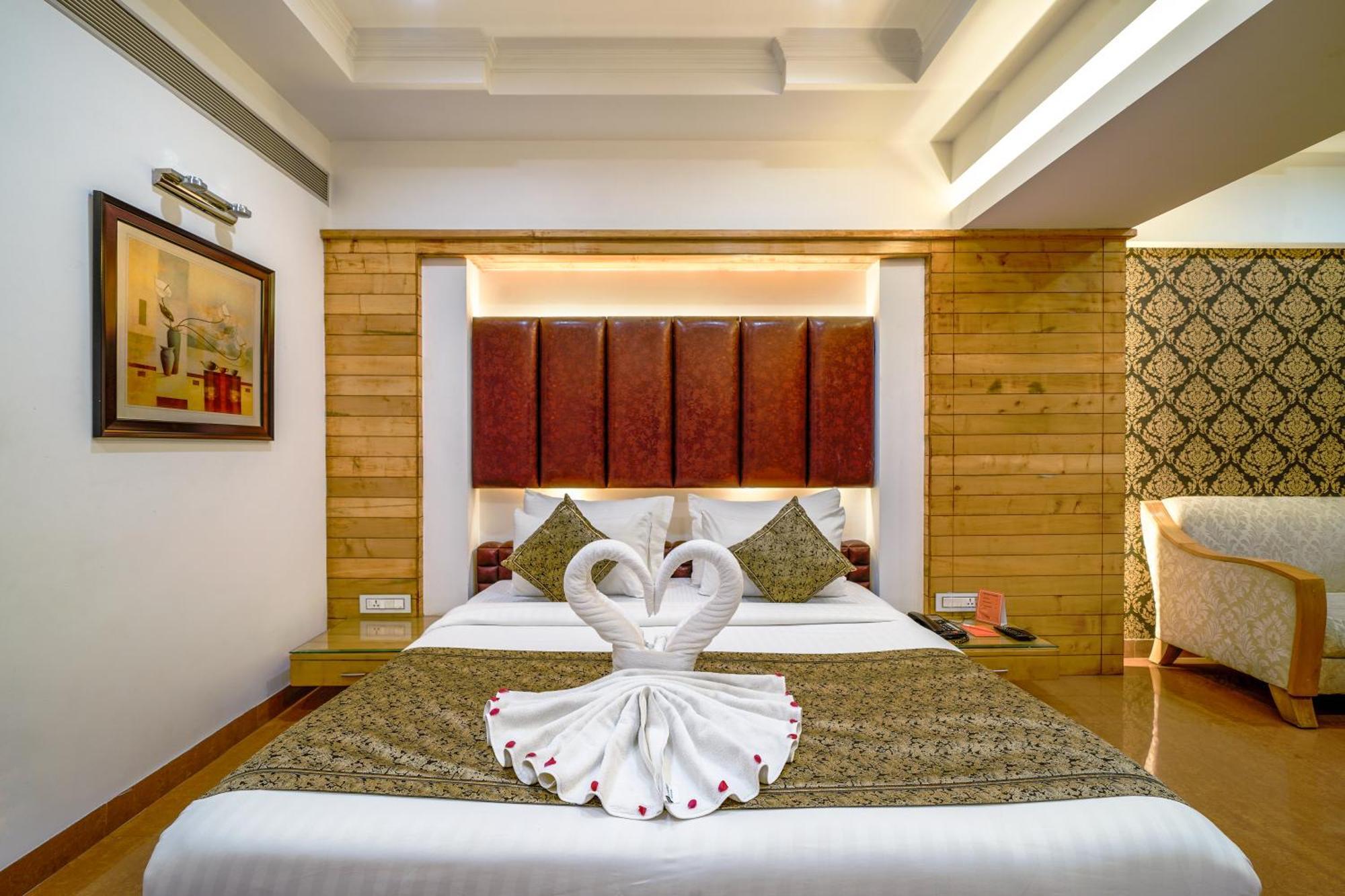 דהראדון Hotel Saffron Leaf מראה חיצוני תמונה