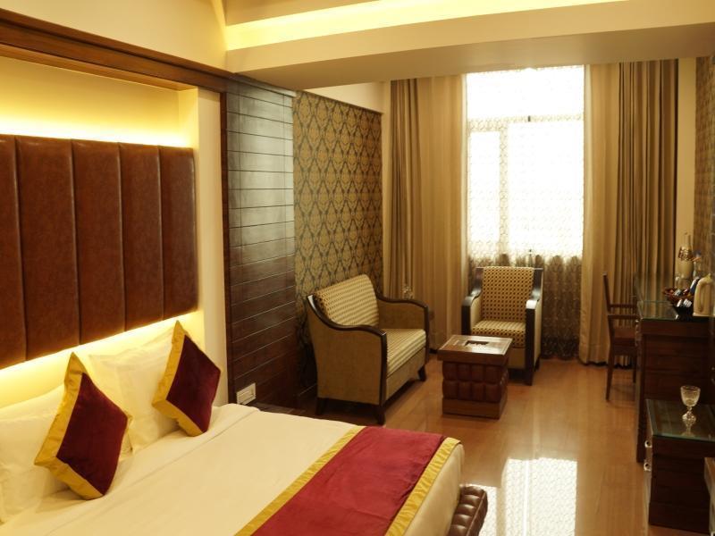 דהראדון Hotel Saffron Leaf מראה חיצוני תמונה