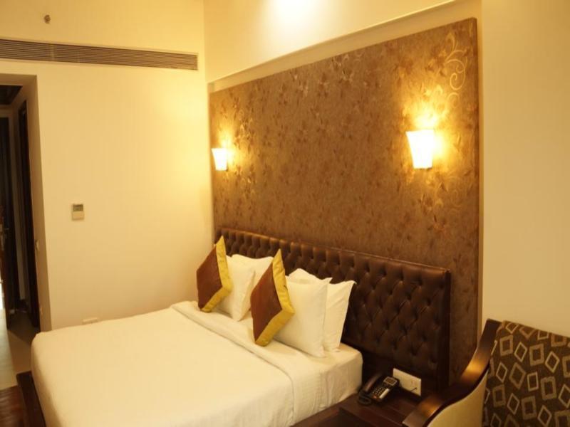 דהראדון Hotel Saffron Leaf מראה חיצוני תמונה