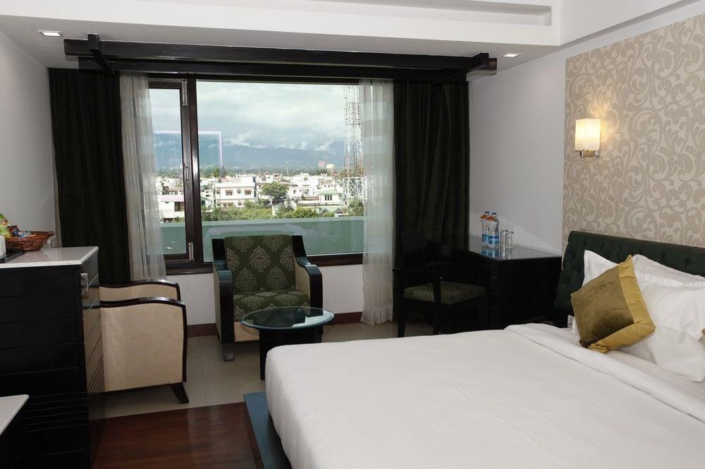 דהראדון Hotel Saffron Leaf מראה חיצוני תמונה