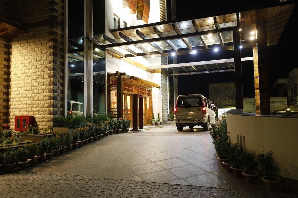 דהראדון Hotel Saffron Leaf מראה חיצוני תמונה