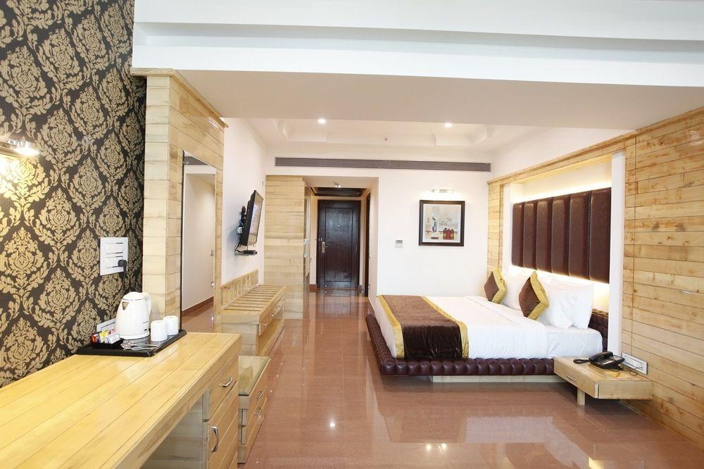 דהראדון Hotel Saffron Leaf מראה חיצוני תמונה