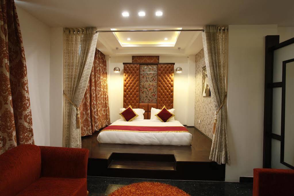 דהראדון Hotel Saffron Leaf מראה חיצוני תמונה