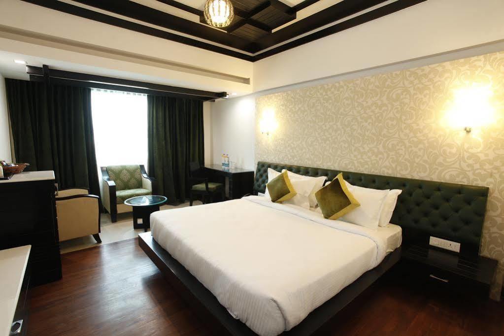 דהראדון Hotel Saffron Leaf מראה חיצוני תמונה